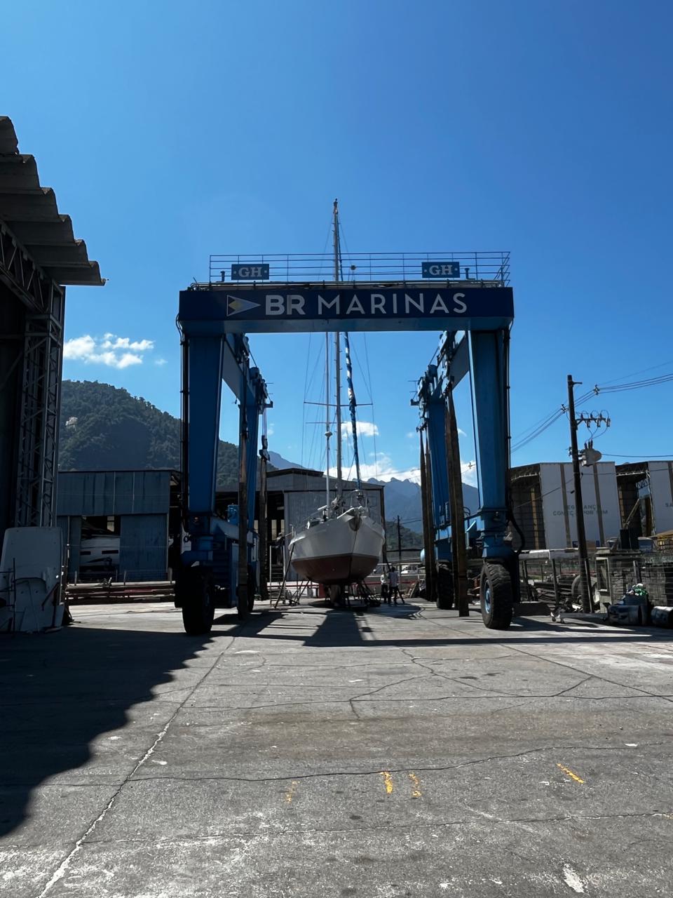 Movimentação de embarcação em marina